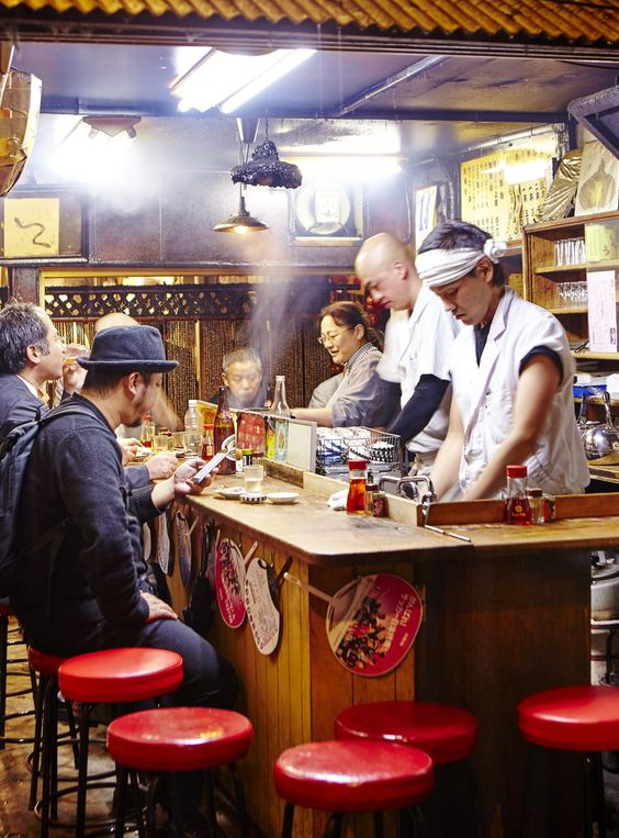 빈자리가 있어도, 종업원이 안내해 주기를 기다려요.