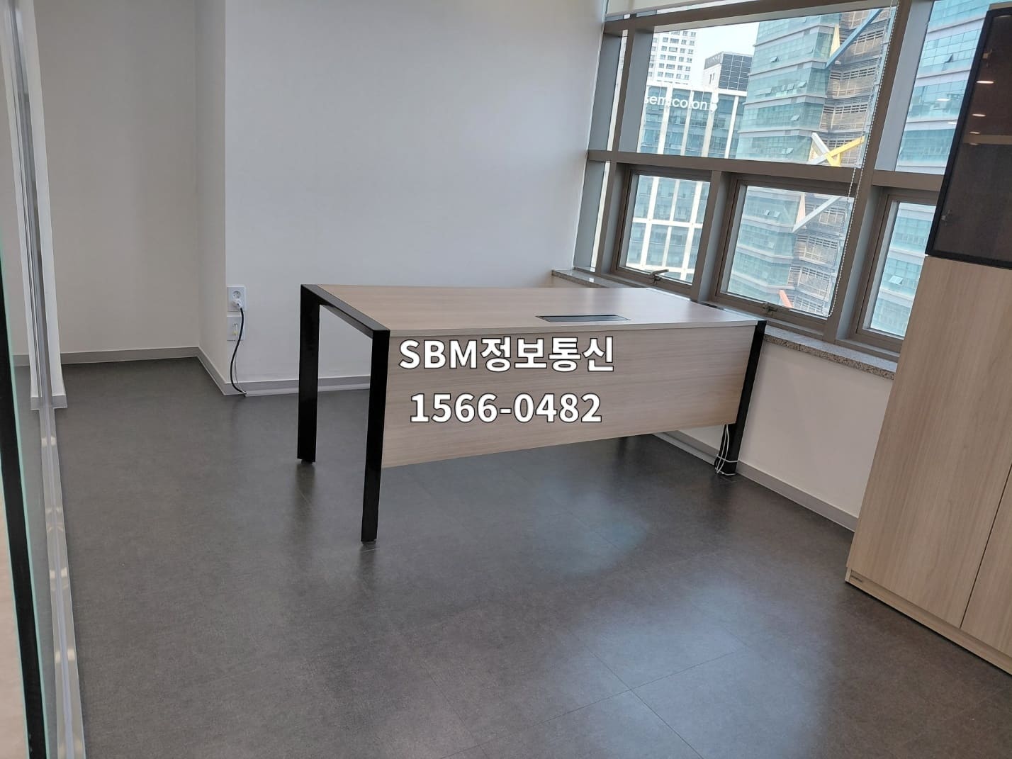 [현장 팩트 4] 독립 사무공간 책상과 벽면 사용 지점의 배선 경로