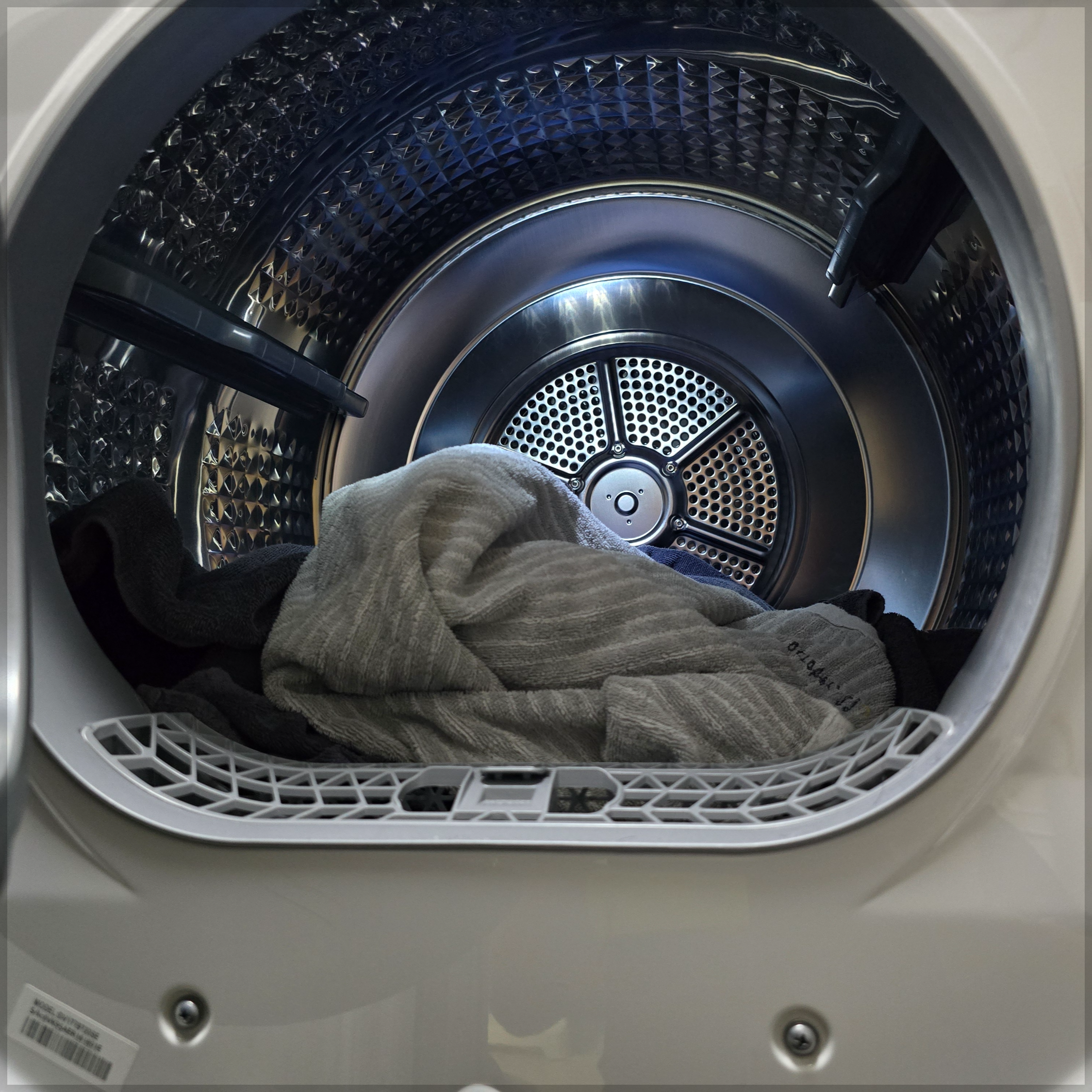 옷이랑 건조기시트를 사용하여 건조를 한 수건의 이미지