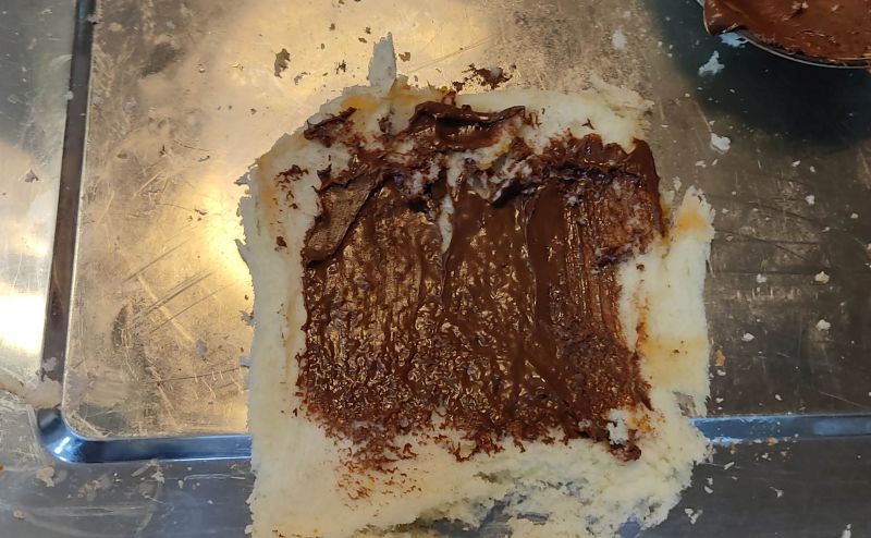 초코잼을 발라주기