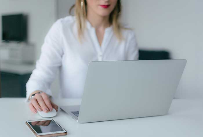 노트북 사용 이미지