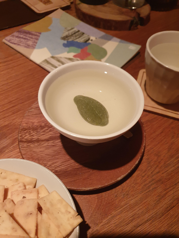 술잔에 담긴 송편 칵텍일. 그옆에는 두부 스낵이 같이 놓여있다.