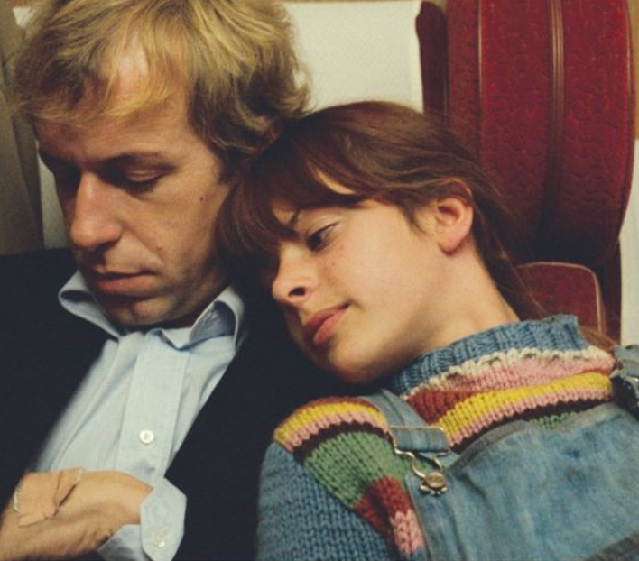 현대인이 겪는 근원적인 고립감과 진정한 이해가 결여된 파편화된 관계를 날카롭게 조명한 영화 <잘못된 움직임>.