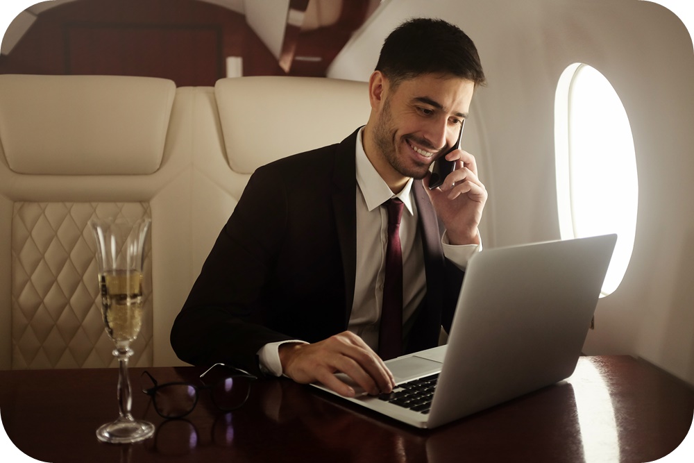 항공기내-일등석-노트북-젊은-남성-비즈니스-통화중