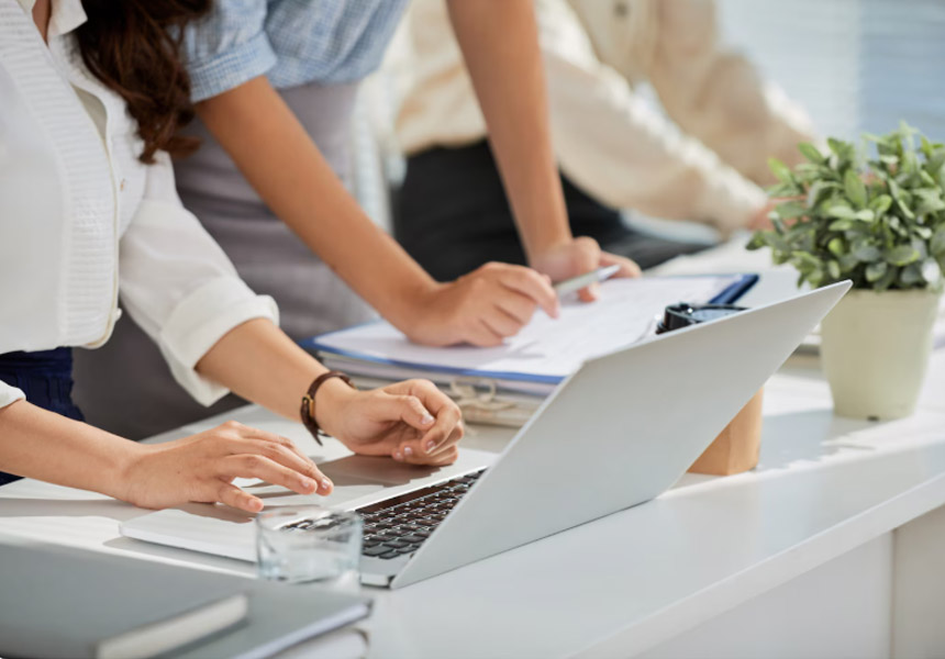 부동산 정책 변화를 논의하는 정부 회의