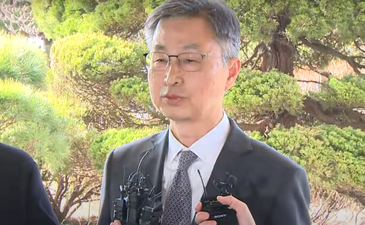 헌재에서 탄핵각하 후 인터뷰하고 있는 최재해 감사원장