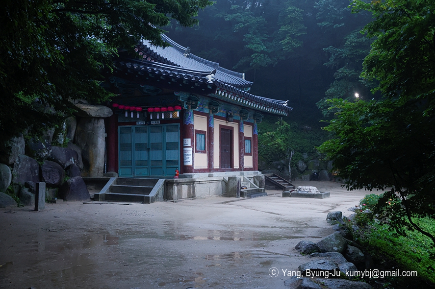 비오는-날-석굴암-법당-외부
