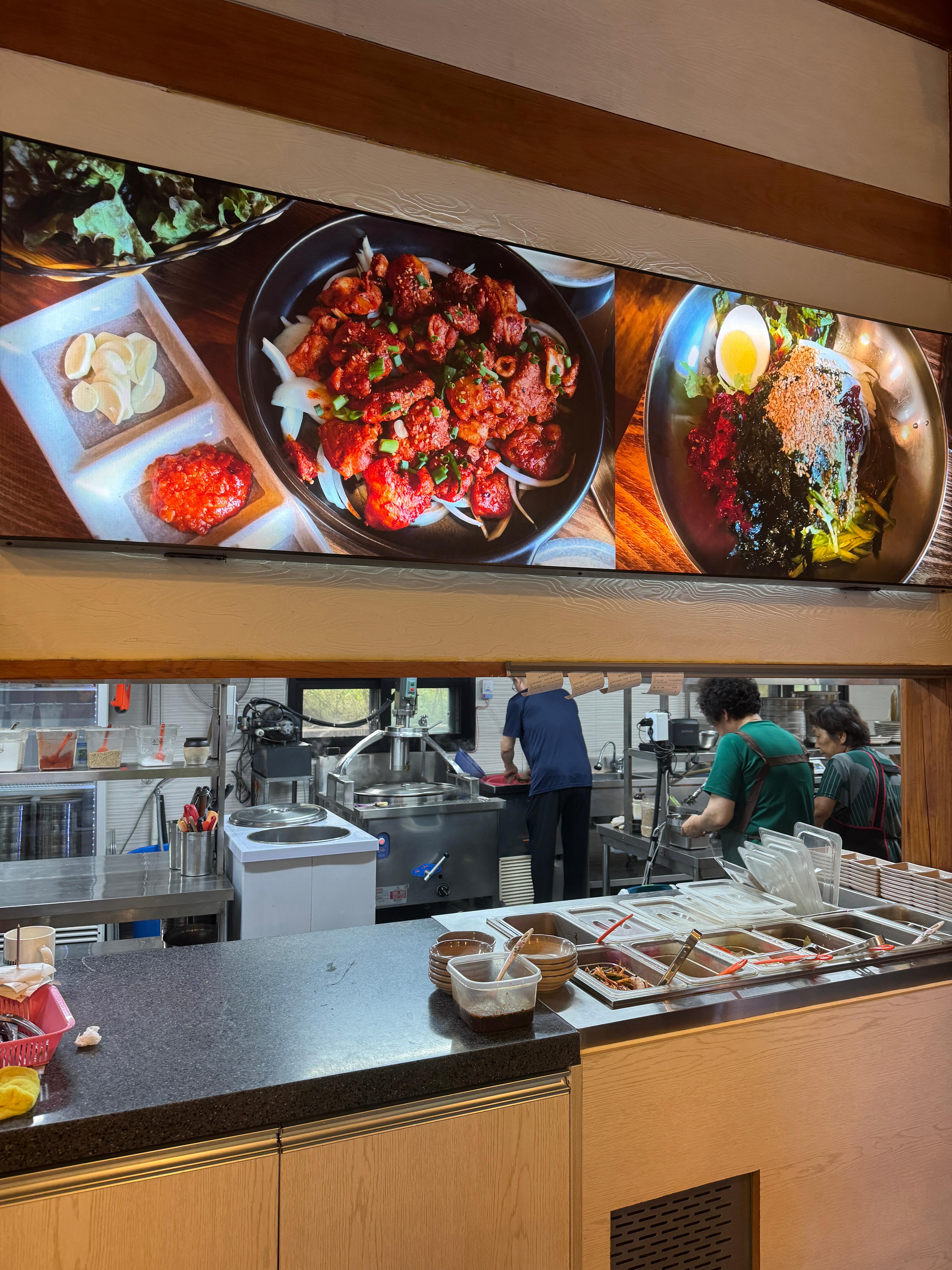 청담 오픈 키친 전경&amp;#44; 반찬과 음식을 준비하는 모습이 보이는 조리 공간