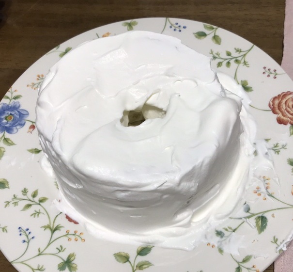 쌀쉬폰 케이크 가장 바깥쪽에 생크림을 바른 모습