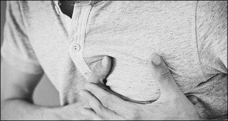 가슴통증으로 손을 모으고 있는 모습