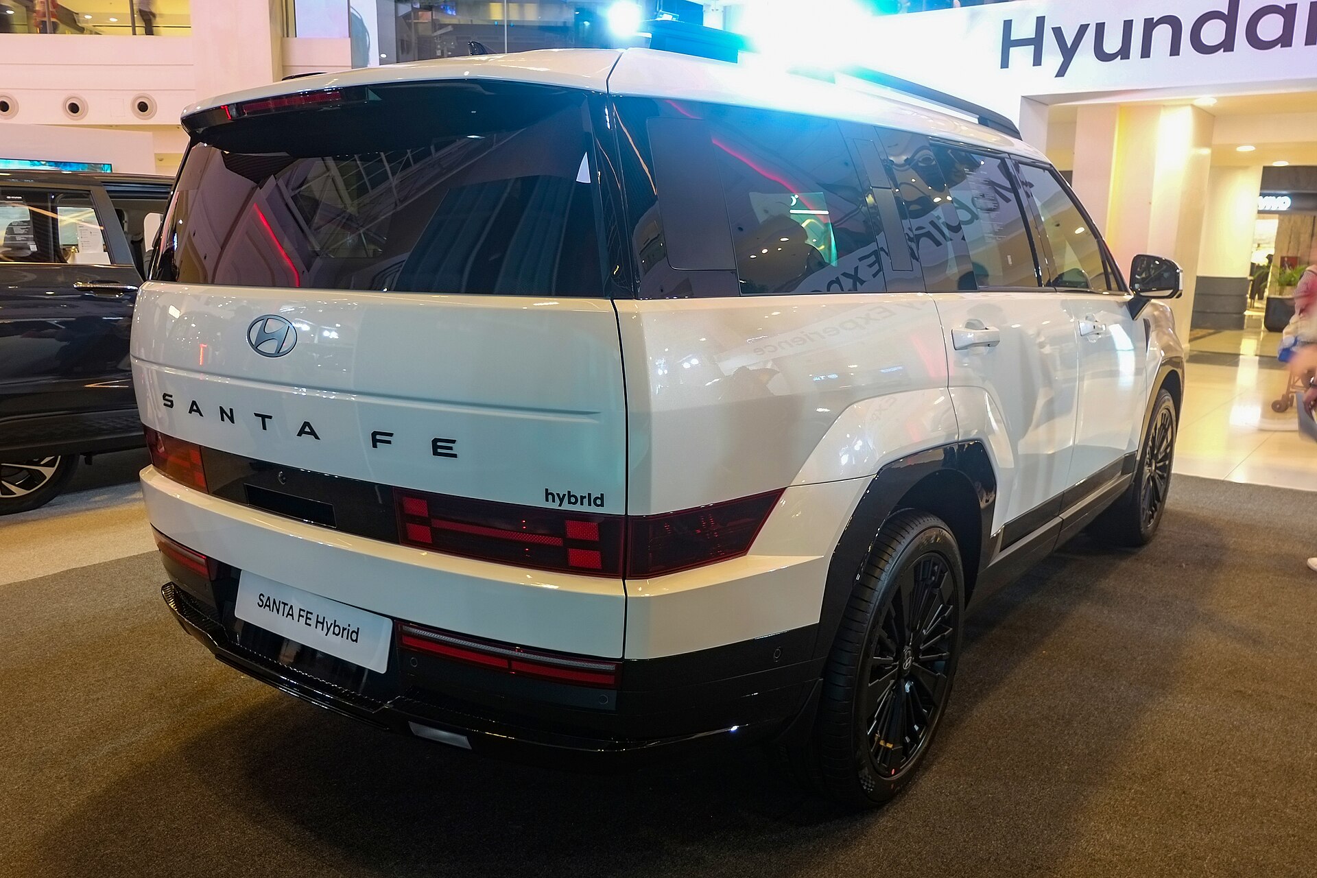 2026 싼타페 하이브리드 후면, SANTA FE 레터링과 H자형 리어 램프