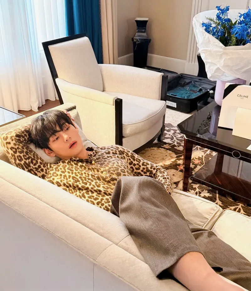 BTS 뷔, 뷔 공항패션, 뷔 패션위크 참석, 뷔 셀린느 패션쇼, 뷔 셀린느 앰버서더, 뷔 셀린느 2026, 셀린느 2026 컬렉션, 셀린느 패션 트렌드, 파리 패션위크, 인천공항 뷔 출국, 뷔 런웨이 룩, 뷔 셀린느 2026 컬렉션, 셀린느 글로벌 앰버서더, 생클루 국립공원 패션쇼, 뷔 패션 아이콘, BTS 뷔 셀린느, 뷔 셔츠 스타일, 셀린느 캐시미어 카디건, 뷔 히로노 인형, 뷔 셀린느 화보, 셀린느 남성룩, 뷔 셀린느 무드, 뷔션위크, Vashion Week, TaehyungXCeline