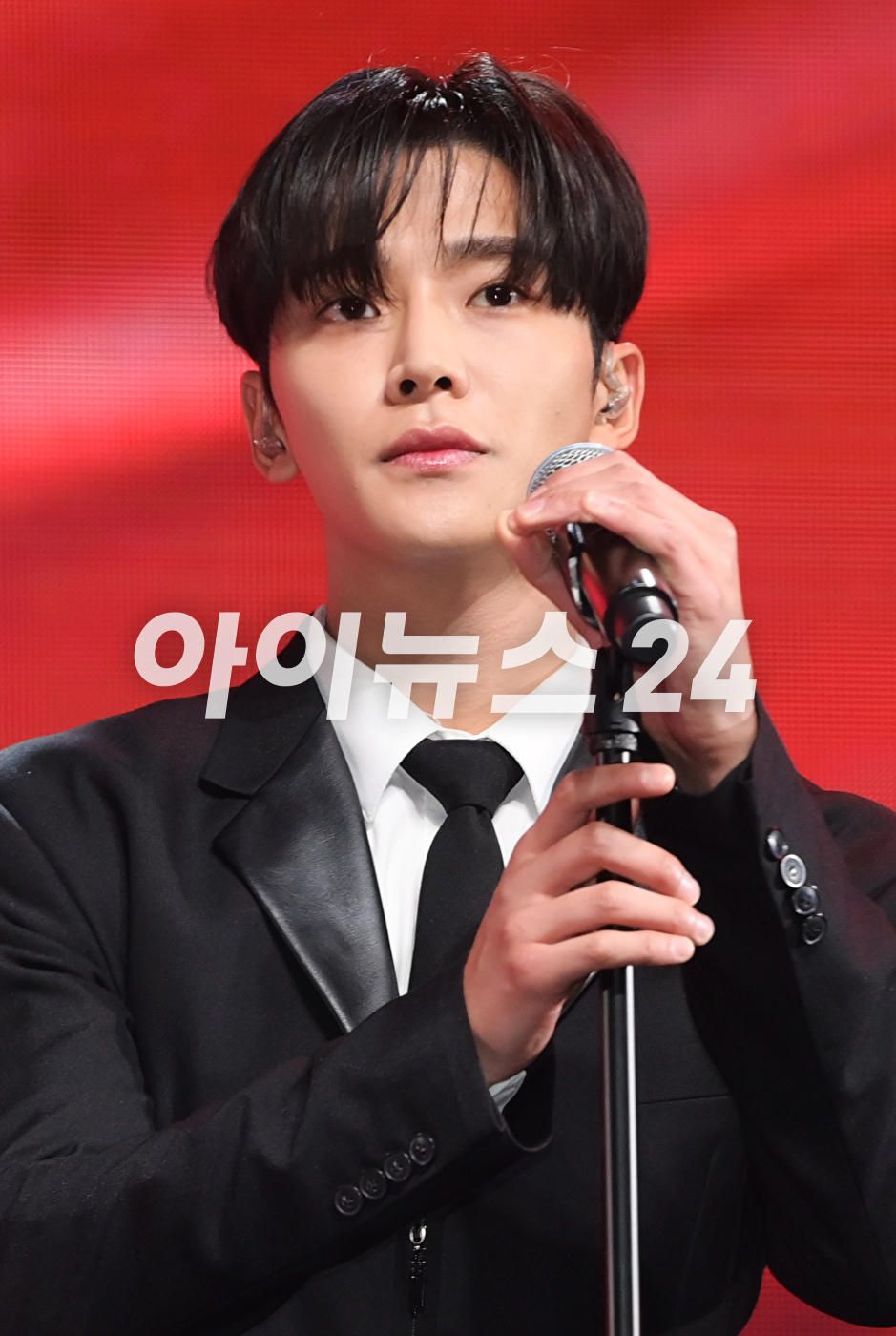 그룹 SF9(에스에프나인) 로운이 9일 오후 서울 광장동 예스24 라이브홀에서 진행된 미니 12집 '더 피스 오브 나인(THE PIECE OF9)' 쇼케이스에서 멋진 무대를 선보이고 있다. [사진=정소희 기자]