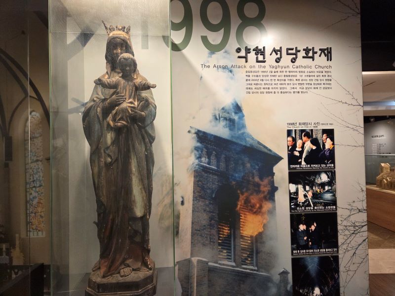 약현성당 화재시 보존된 성모상 사진