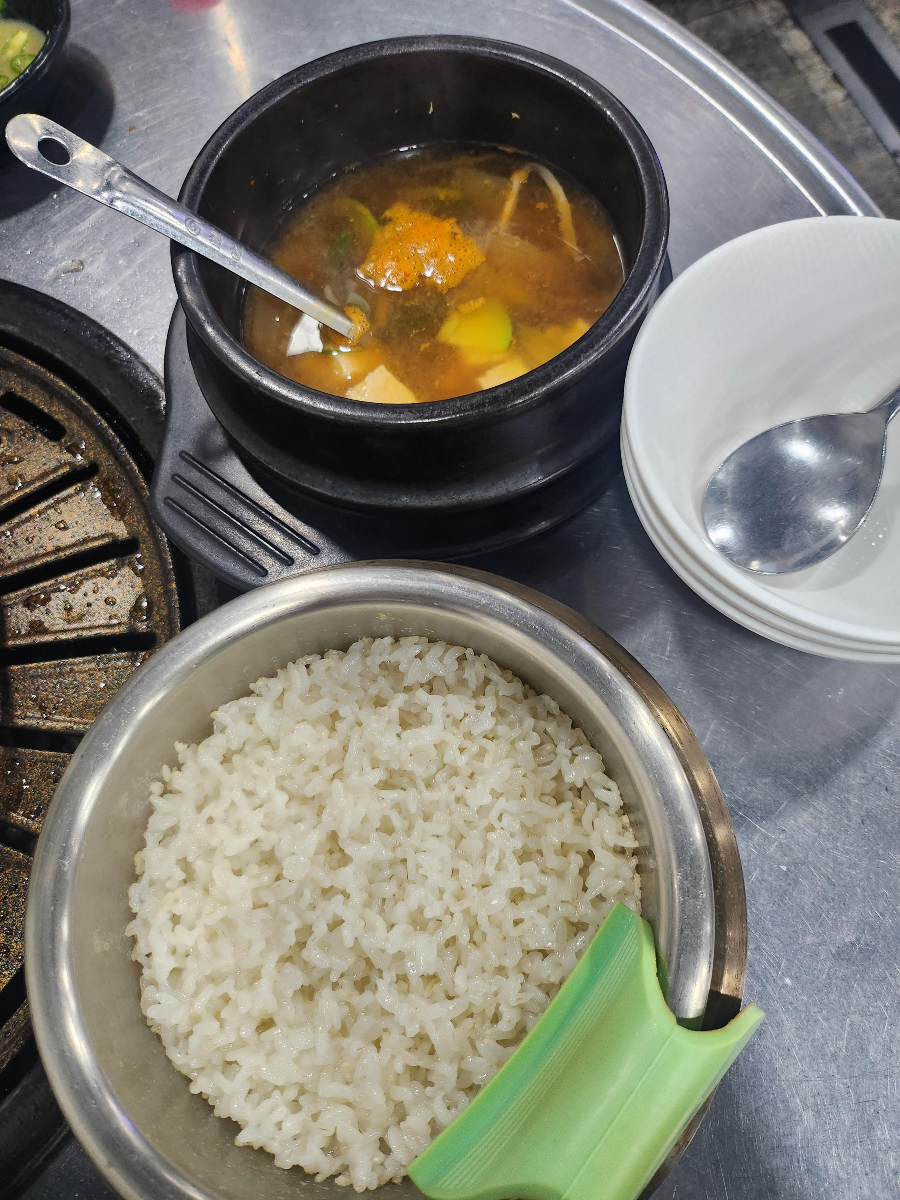 송식당의 고시히카리쌀로 지은 솥밥과 된장찌개
