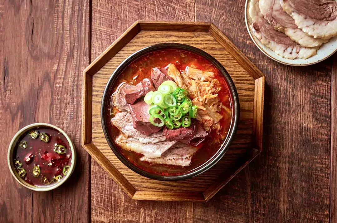 줄서는식당 권율 추천 차돌박이 갈빗살 아롱사태 모듬 수육, 낙지볶음, 특해장국 맛있는 식당 신사동 가로수길 해장국집 맛집 소개