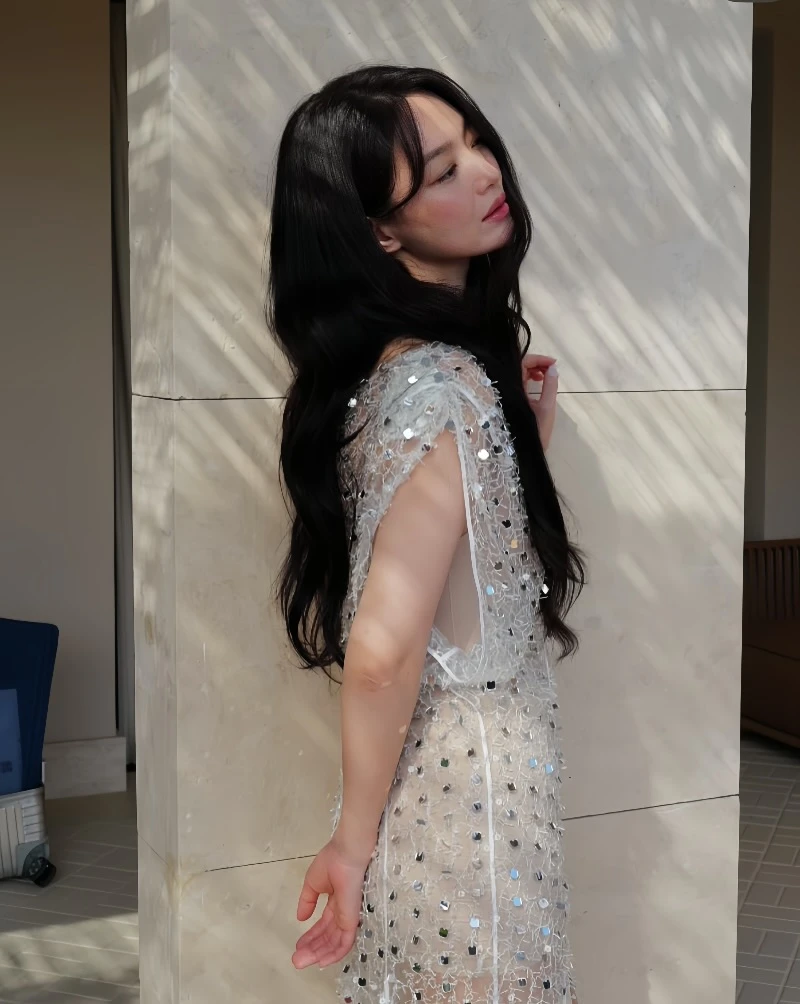 신민아, 루이비통, 신민아 루이비통, 신민아 패션, 신민아 드레스, 루이비통 앰버서더, 루이비통 하이 주얼리, 셀럽 패션, 셀럽 스타일, 마드리드 패션쇼, 실버 드레스, 시퀸 드레스, 연예인 공항패션