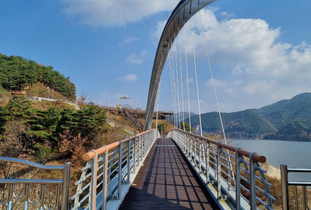 용천루 출렁다리