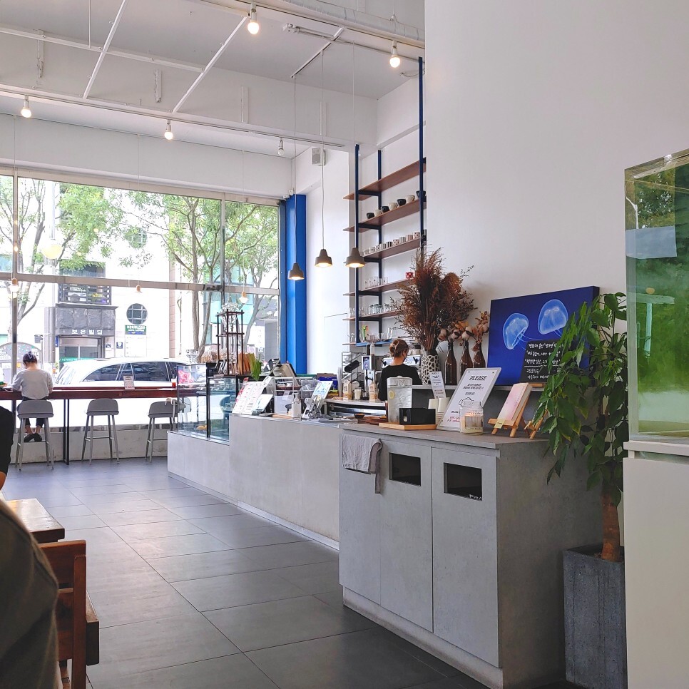 수원 영통역 수족관 카페아라