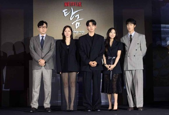 드라마 탄금 시사회에서 주인공들 사진