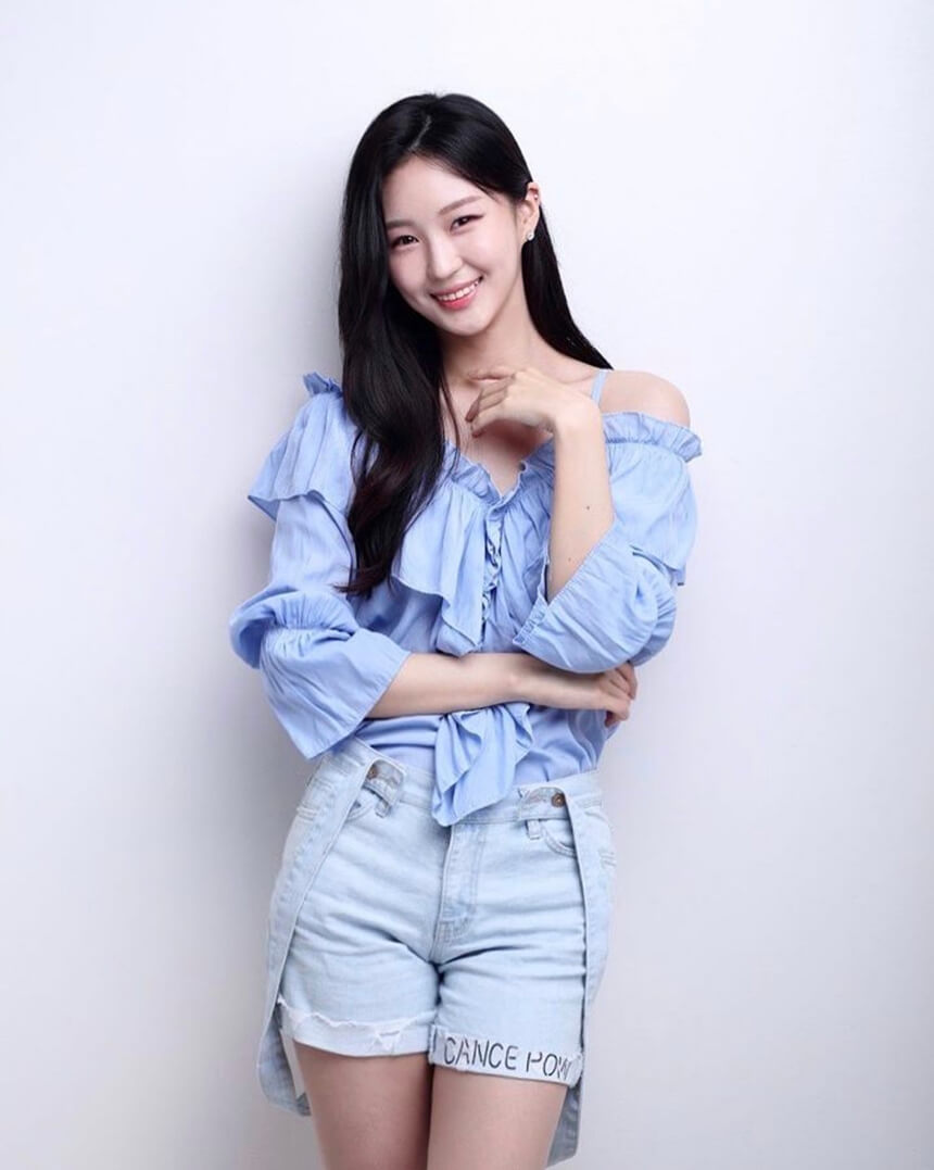 파란색 셔츠 입고 웃고 있는 임민수