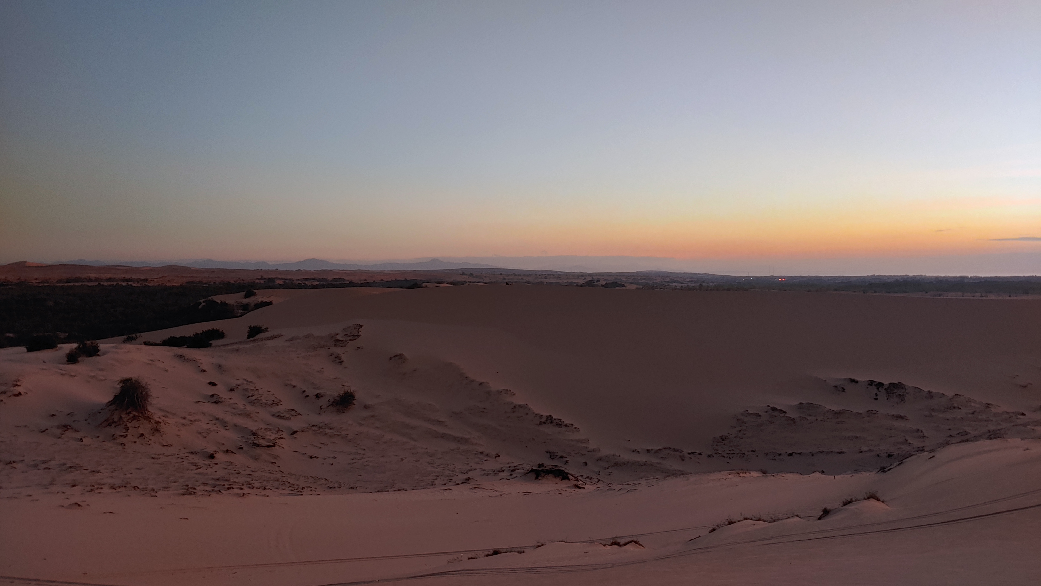 해가 움트기 시작하는 화이트샌듄