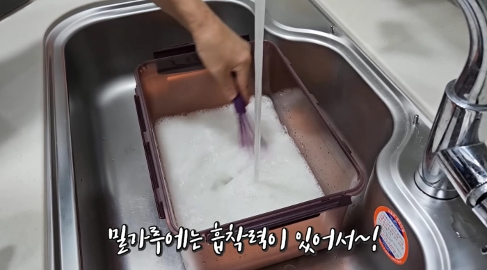 김치통-냄새-없애는-방법-밀가루