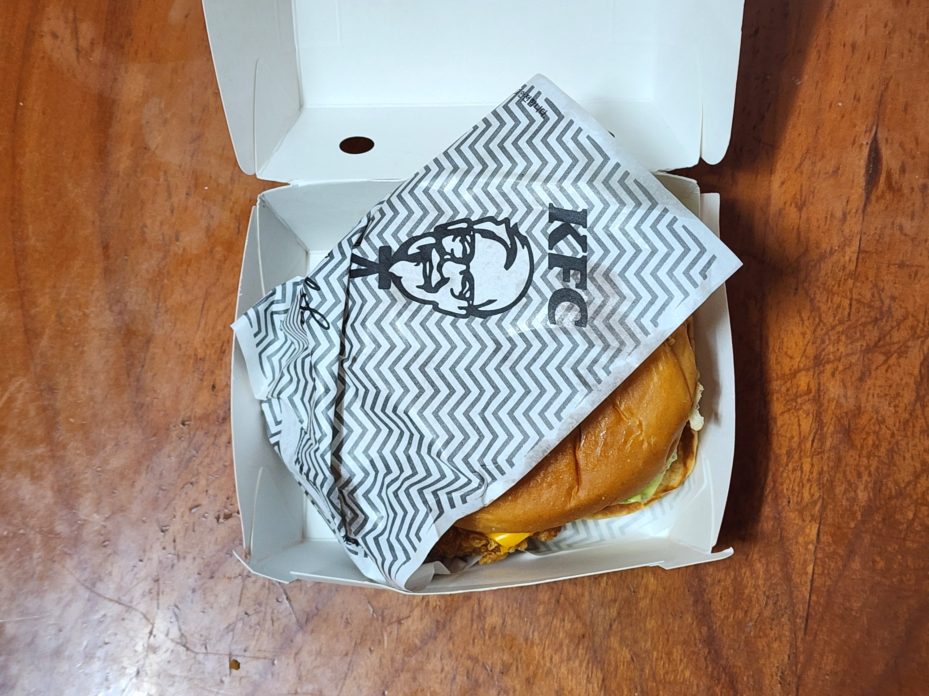 블랙라벨폴인치즈버거