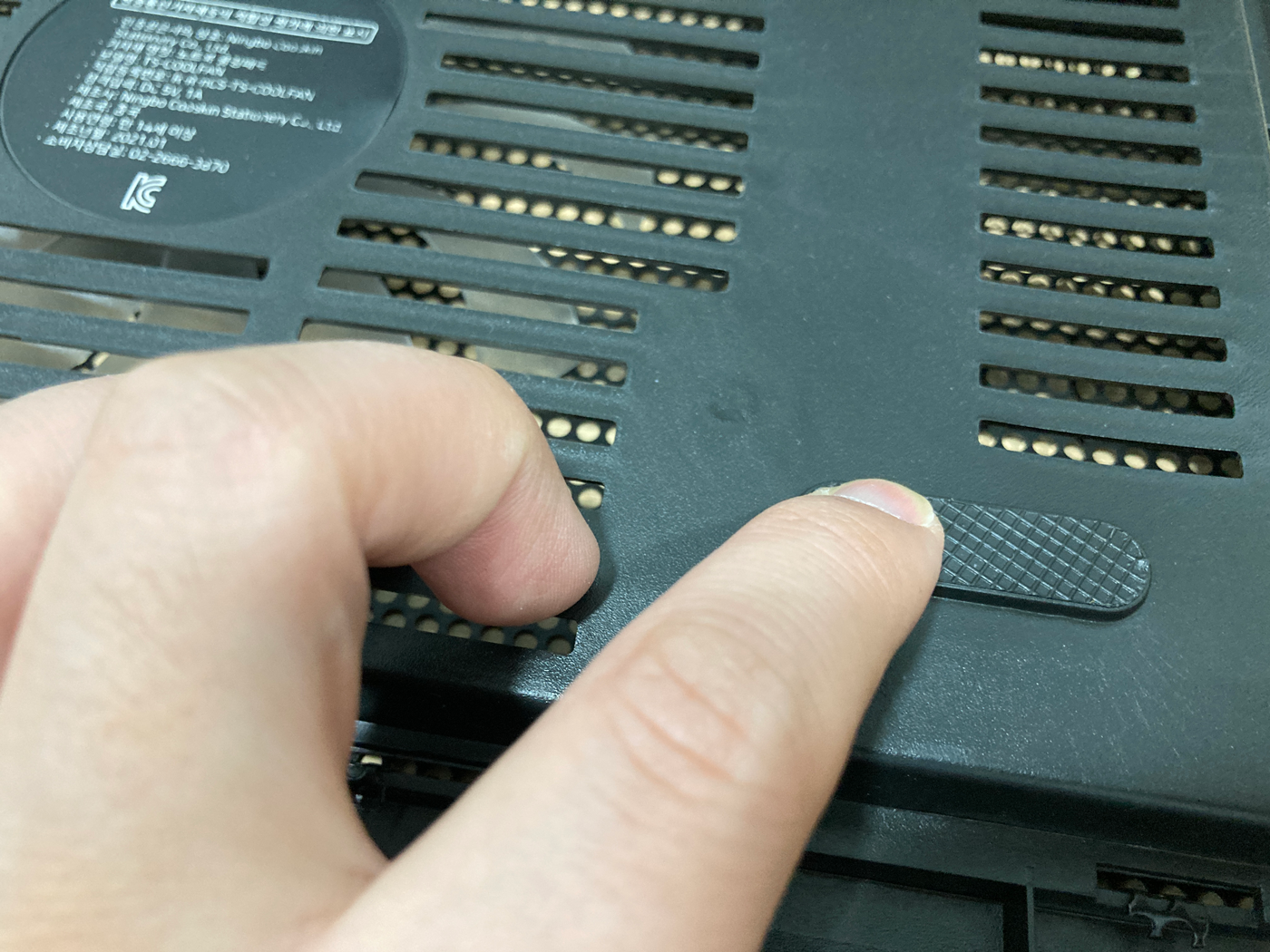 고무 '모양'의 사출물. 플라스틱이다.