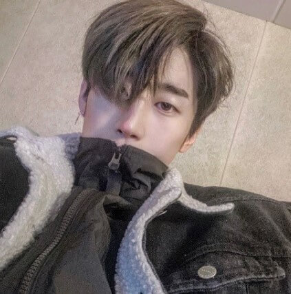 한승우-정면 -보고있는-사진