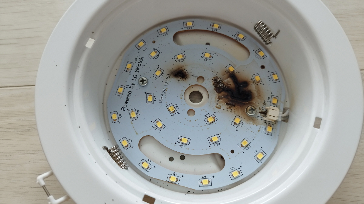 고장난 화장실 LED매립등