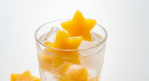 별 모양 매실 얼음과 탄산수