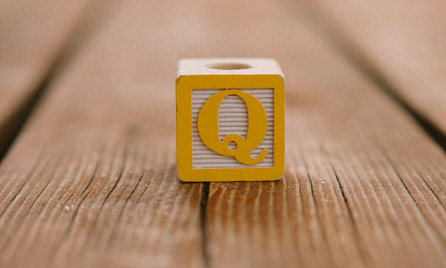 unsplash 제공, 영문Q가 적힌 나무 블럭 사진