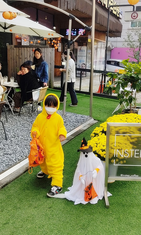 춤추는 아기 유령과 같이 춤추는 피카추옷을 입은 쿠웅이