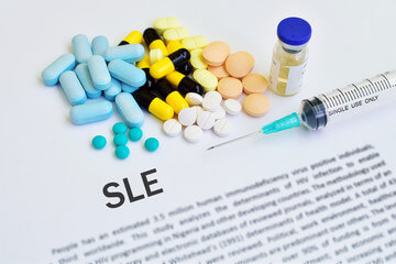 루프스 병 (systemic lupus erythematosus), 전신성 홍반성 원인과 증상에 대해 알아봤습니다. 매우 생소한 이름인데요. 얼굴에 나비 모양으로 발진이 일어났다면 한번쯤은 의심해봐야 합니다. 루프스 병은 어디 병원으로 가야 하는지와 치료방법까지 천천히 읽어 보시기 바랍니다.