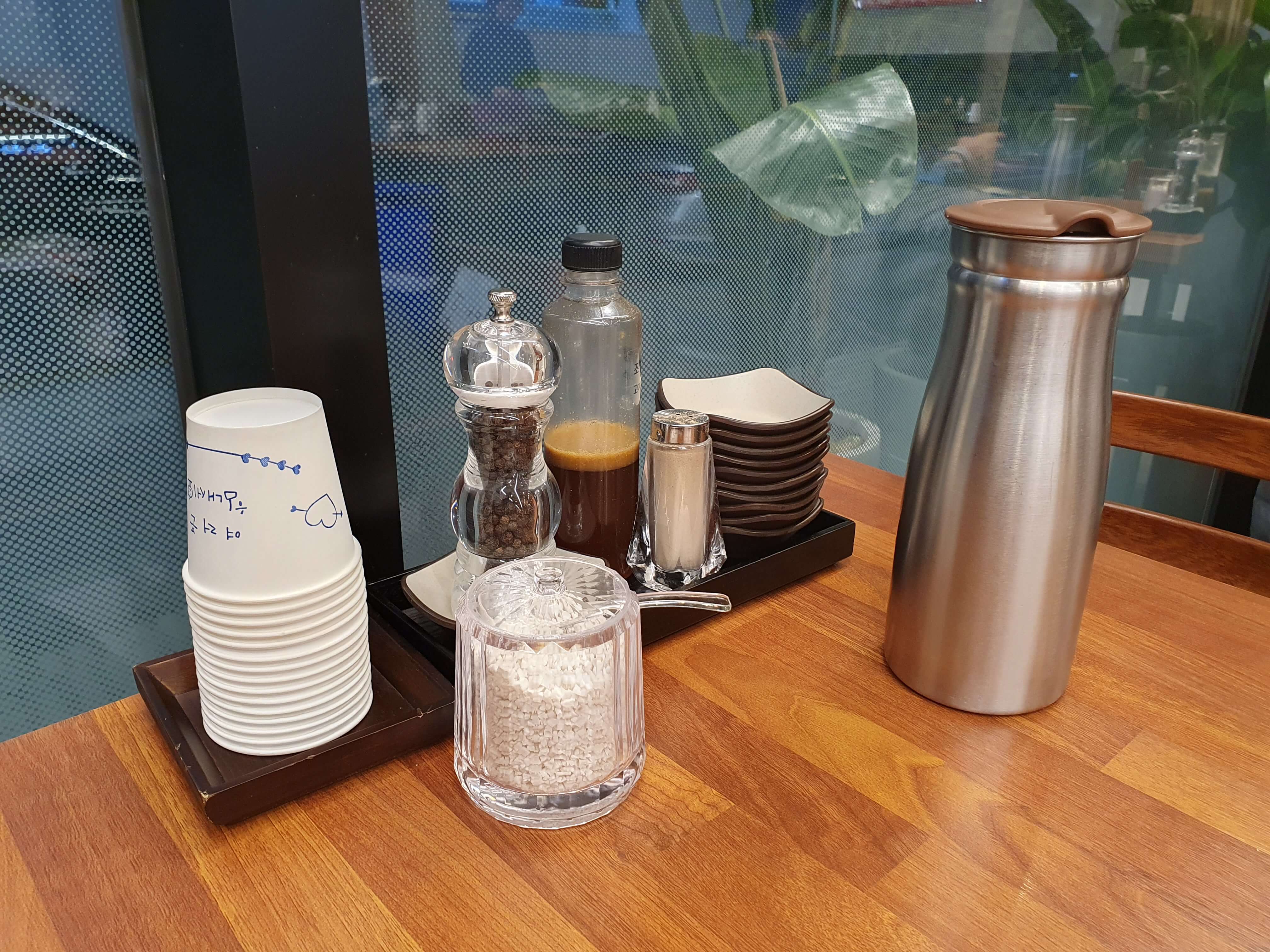 테이블 세팅 물통, 종이컵, 후추, 소금, 겨자소스
