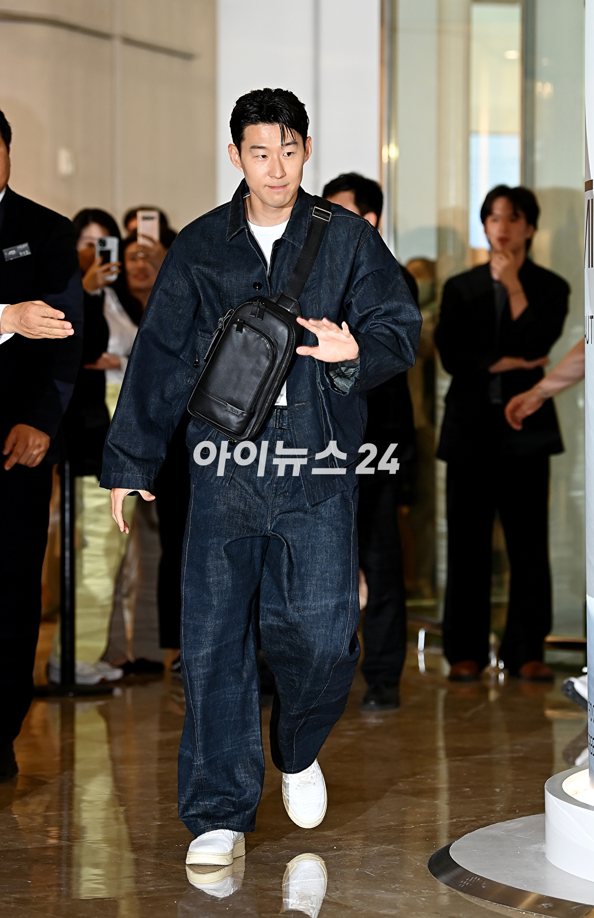 축구선수 손흥민이 3일 오후 서울 롯데월드몰 잠실점에서 열린 투미(TUMI) 팝업스토어 행사에서 포토타임을 갖고 있다. [사진=곽영래 기자]