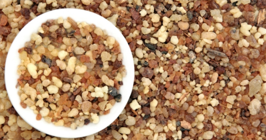 야생에서 채취를 한 몰약을 바닥에 촘촘하게 깔아 놓은 다음, 그 위에 하얗고 동그란 그릇에 몰약을 가득 담아 둔 것을 놓아두고 찍은 사진