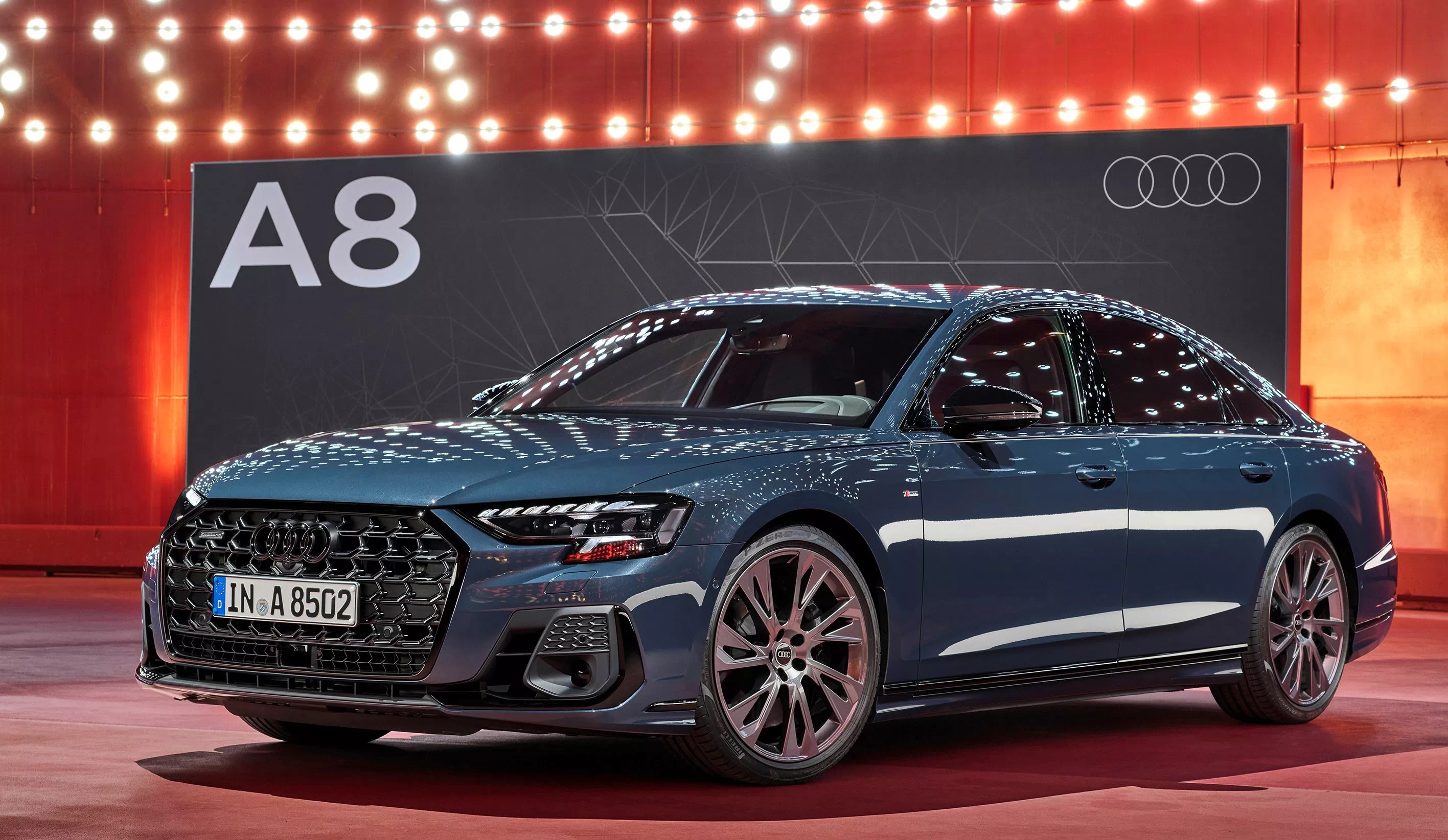 더 뉴 아우디 A8 S-라인입니다.