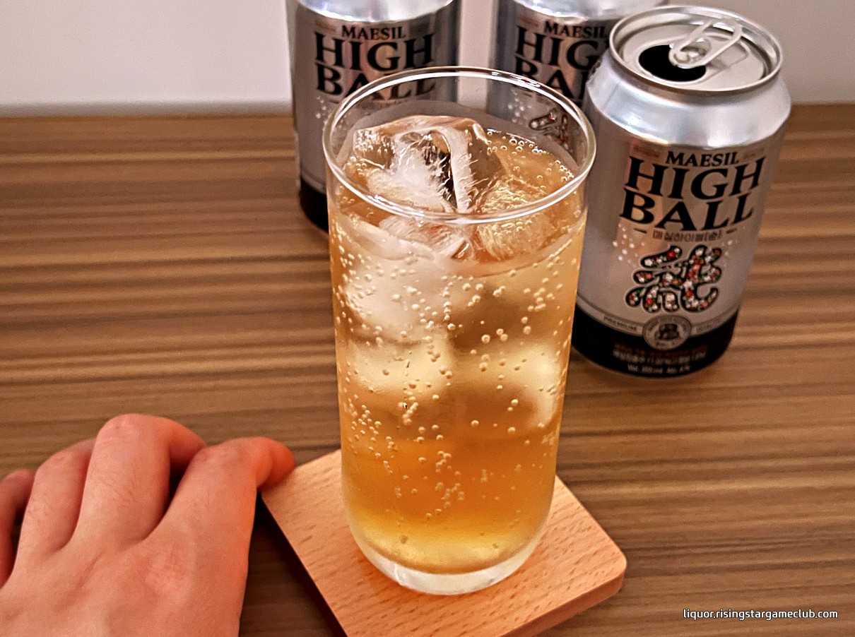 매실하이볼 순[純] 을 얼음컵에 한잔 따른 사진