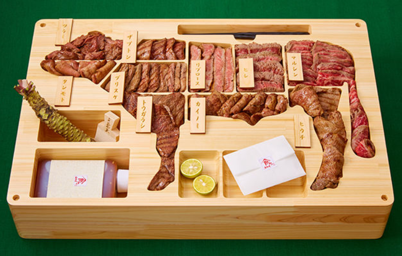 나무로 만든 소 모양의 사각틀에 소고기와 와사비등이 올라가 있다