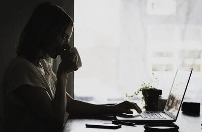 노트북을-보고-있는-여성