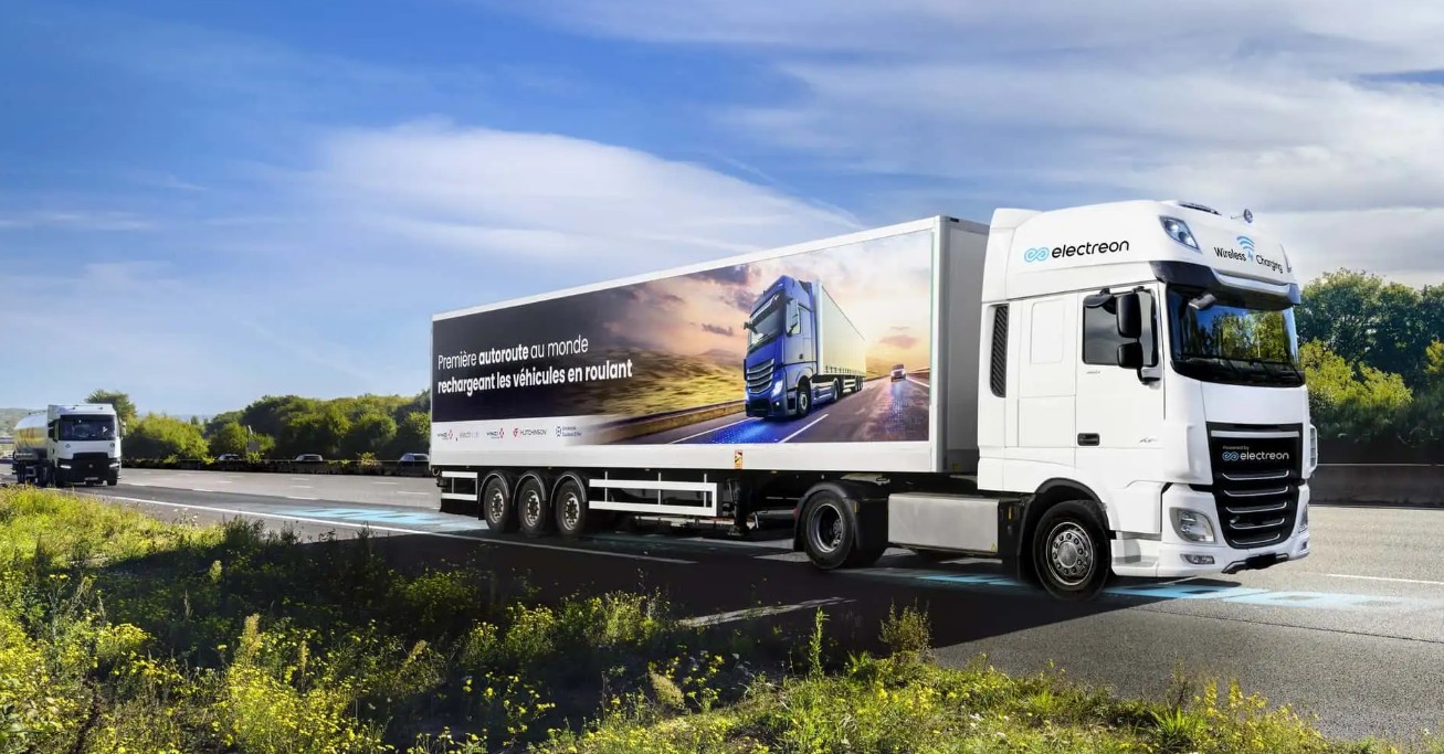 세계 최초 &lsquo;달리며 충전하는 고속도로&rsquo;&hellip;프랑스가 현실로 만든 무선 충전 도로의 비밀 관련 사진