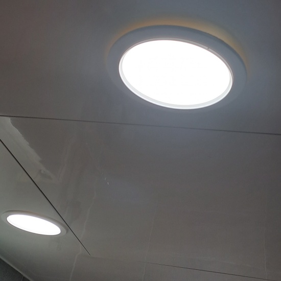 매립등이 켜져있습니다.