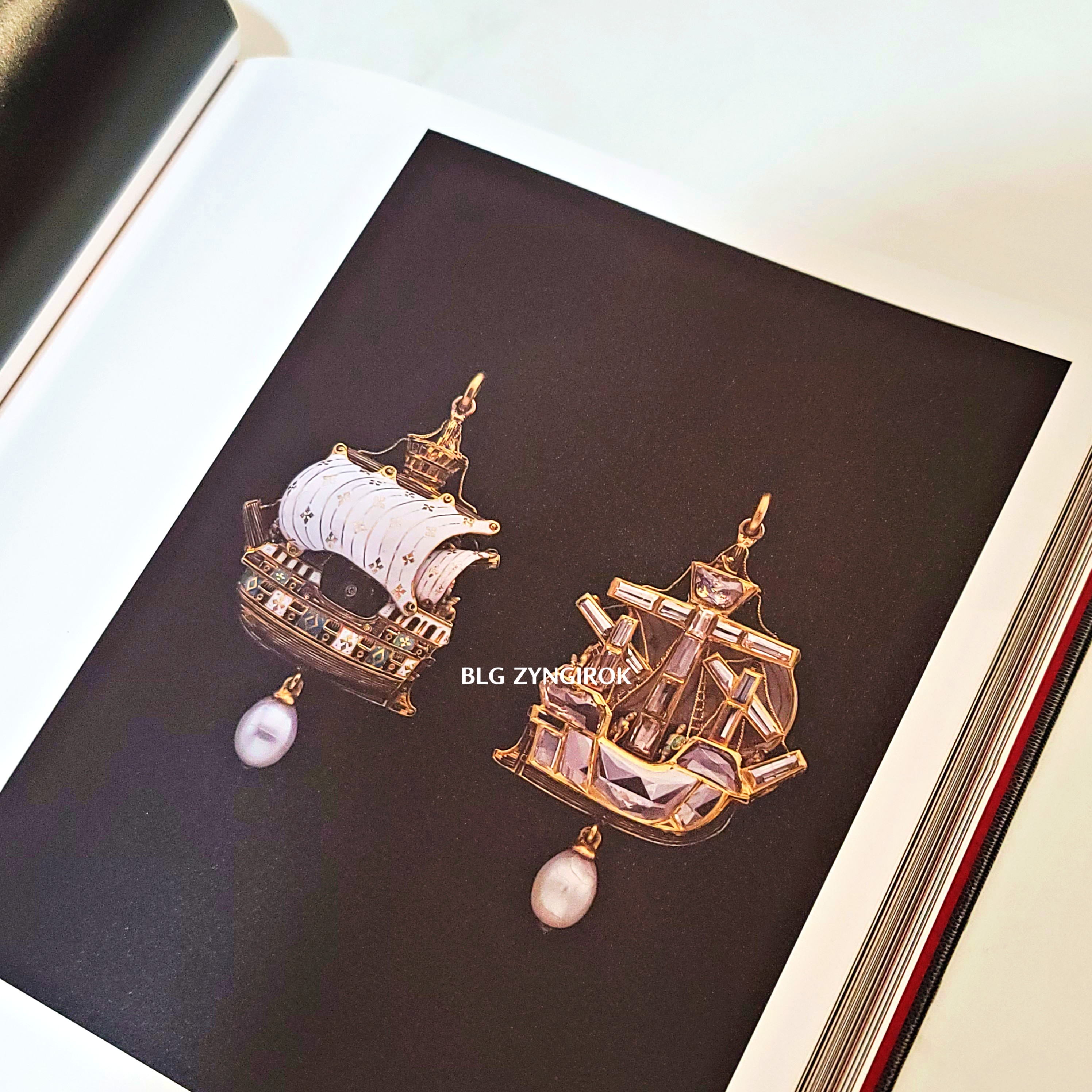 롯데타워 - 롯데뮤지엄 고혹의 보석 매혹의 시간 - 도록 모습이다.