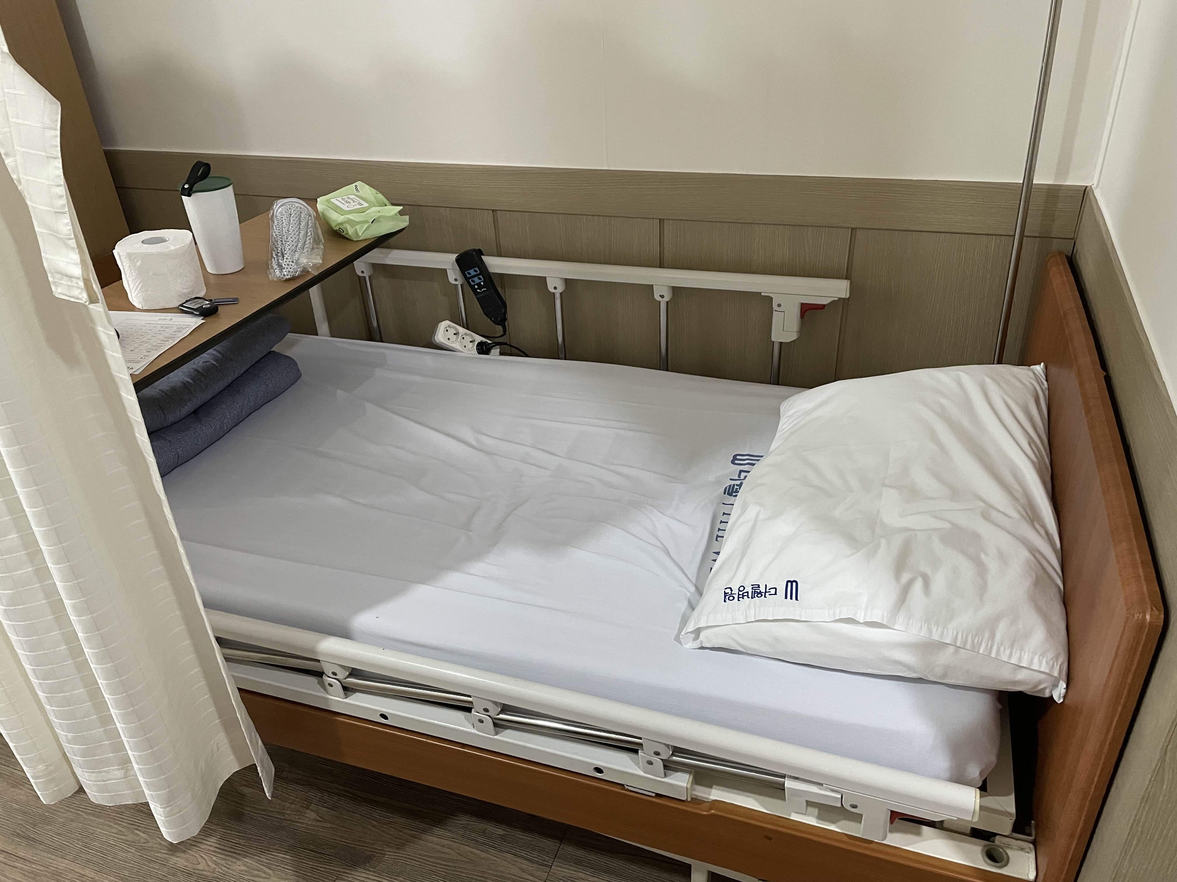 병원 입원-리클라이너가 있어서 편안한 병실 침대