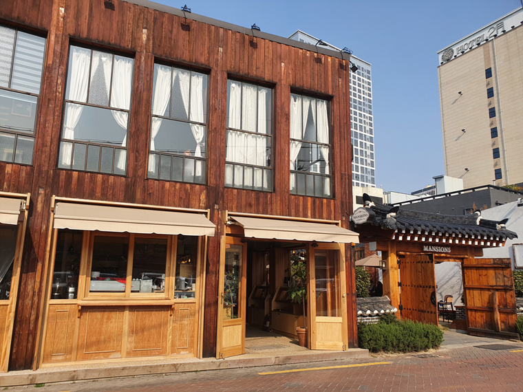 한옥-옆-2층-건물