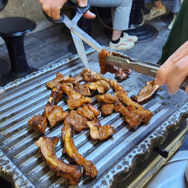 쪽갈비_자르는_중