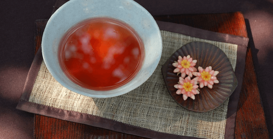 전통 찻잔에 오가피 차가 담겨 있다
