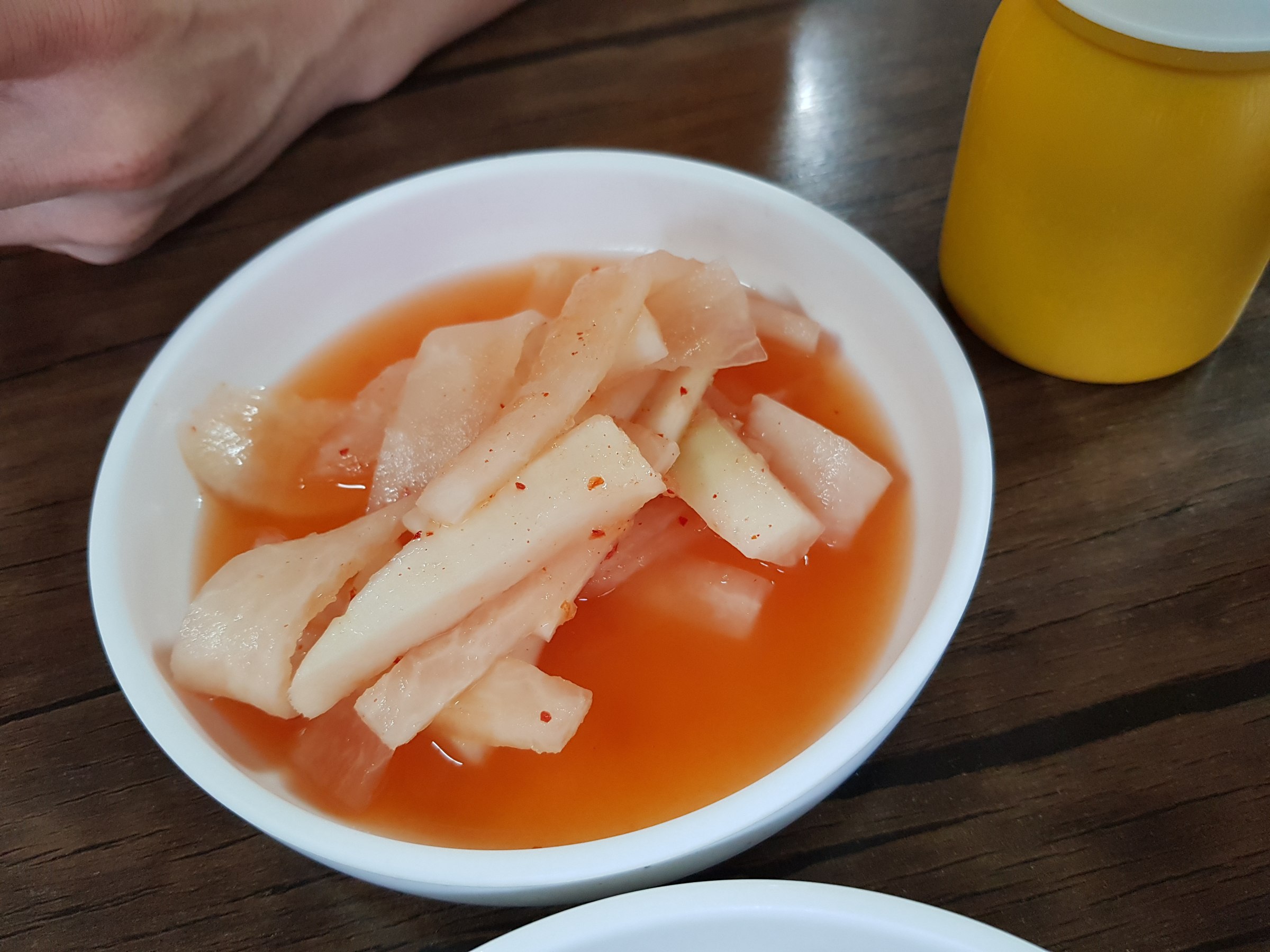 충주 삼정면옥 얇게 썬 무 초절임 새콤달콤한 국물 반찬